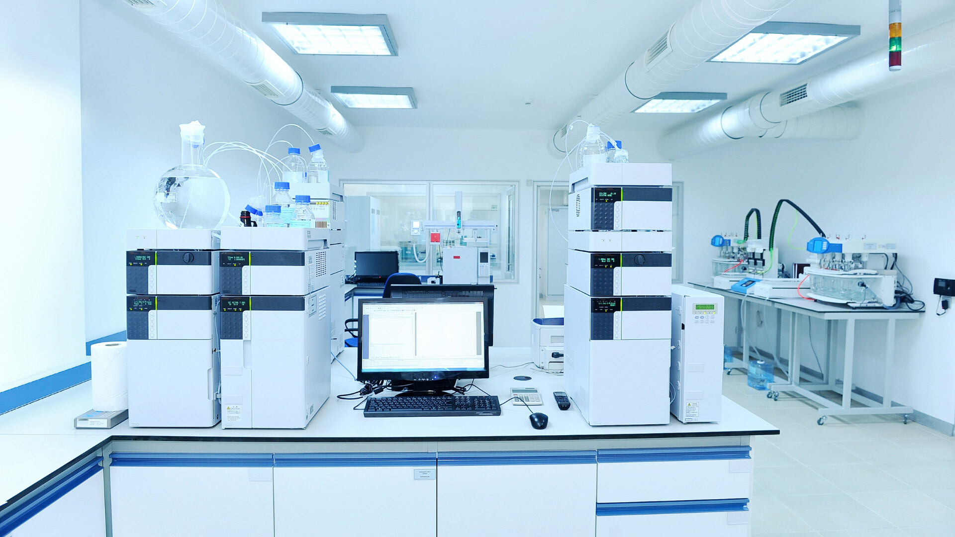 Hochmodernes Analyselabor mit mehreren HPLC-Anlagen, zentralem Computerarbeitsplatz und sauberer, klimatisierter Umgebung. Die Laborarchitektur unterstützt präzise pharmazeutische Analytik und Qualitätssicherung nach GMP-Standards – optimal für regulatorische Prüfungen in pharmazeutischen und biotechnologischen Unternehmen. Hochmodernes Analyselabor mit mehreren HPLC-Anlagen, zentralem Computerarbeitsplatz und sauberer, klimatisierter Umgebung. Die Laborarchitektur unterstützt präzise pharmazeutische Analytik und Qualitätssicherung nach GMP-Standards – optimal für regulatorische Prüfungen in pharmazeutischen und biotechnologischen Unternehmen.